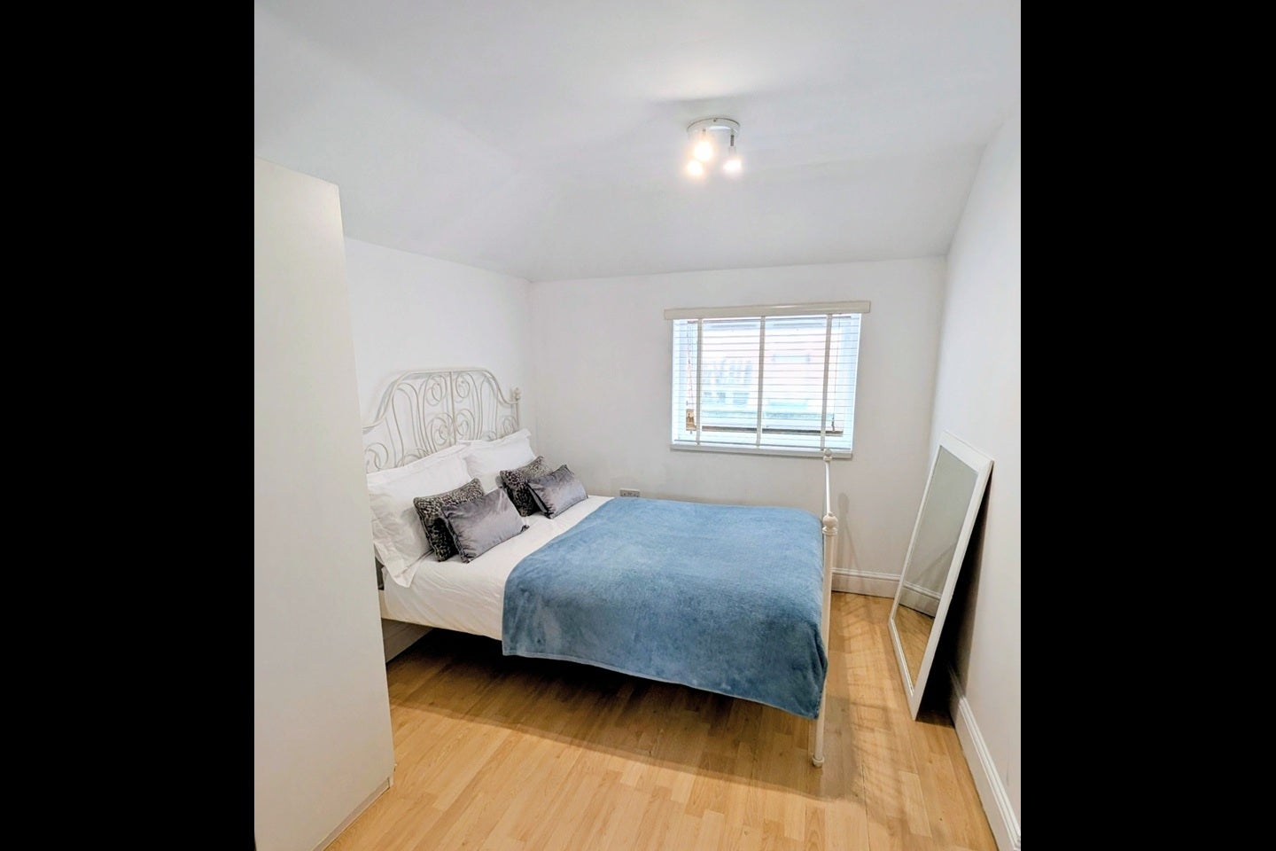 Room Vicarage Farm Road in London