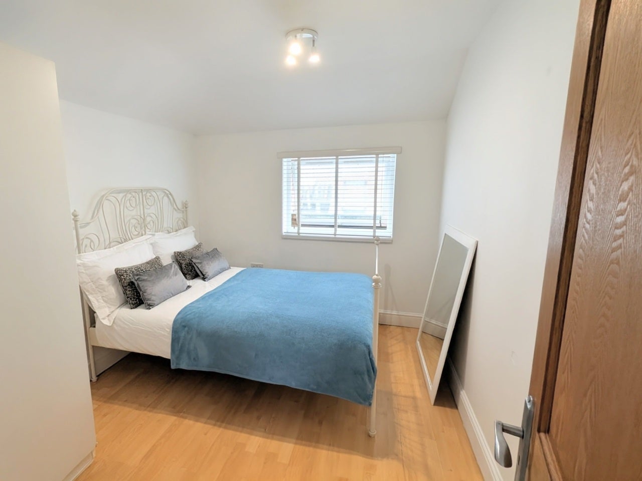 Room Vicarage Farm Road in London