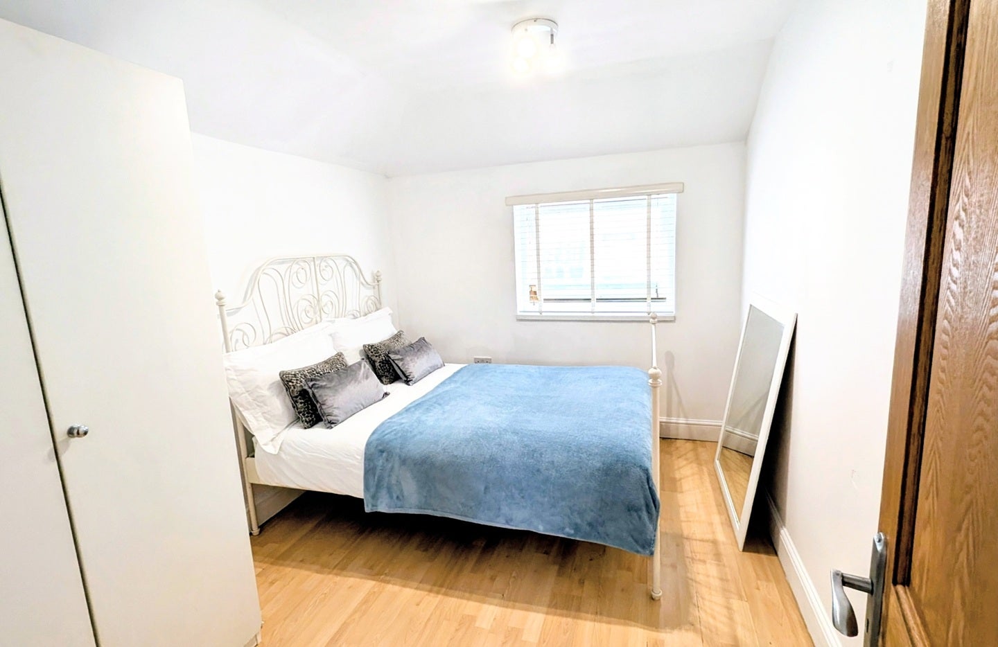 Room Vicarage Farm Road in London