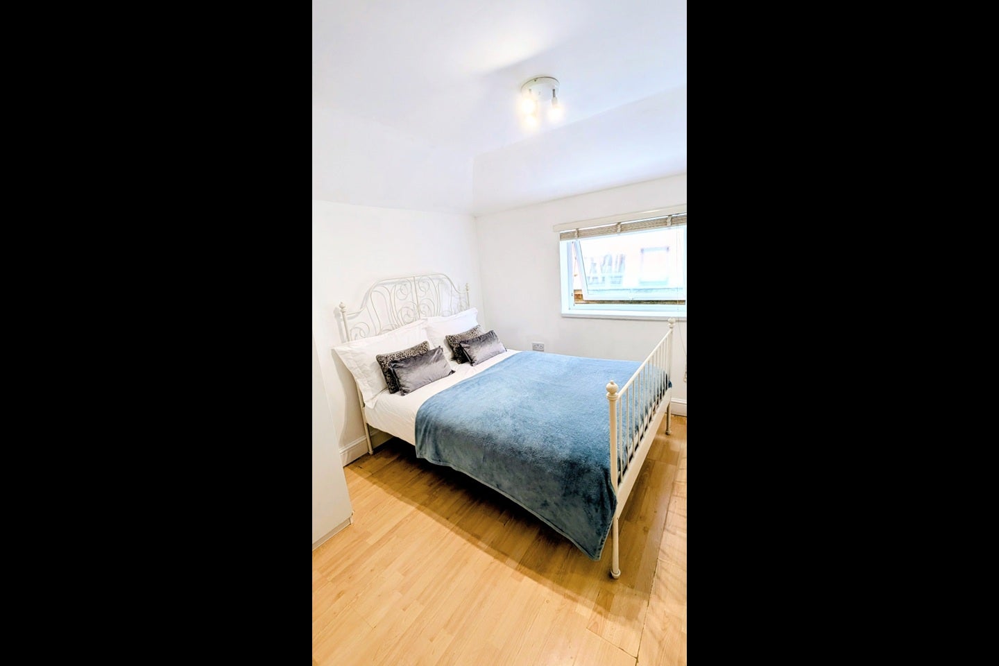 Room Vicarage Farm Road in London