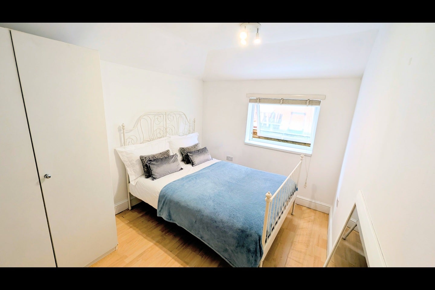 Room Vicarage Farm Road in London