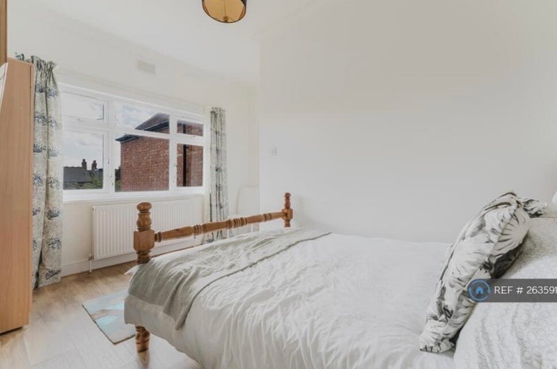 Flat Shakespeare Road in Greater London