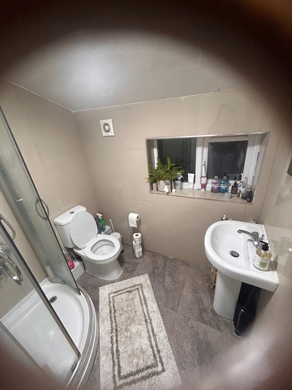 Room Glenarm Road in Greater London