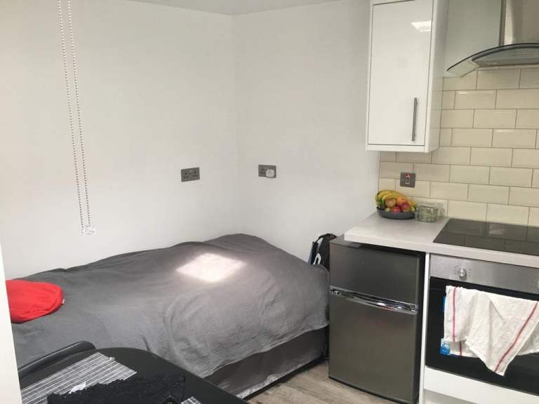 Flat Holly Grove in Greater London