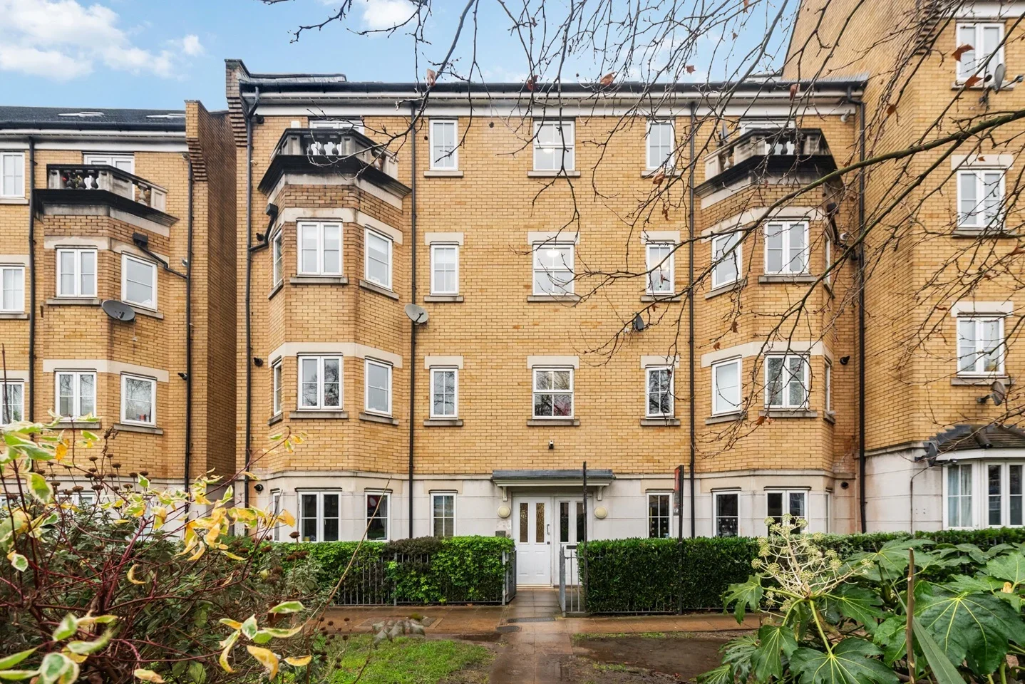 Flat Peckham Road in Greater London