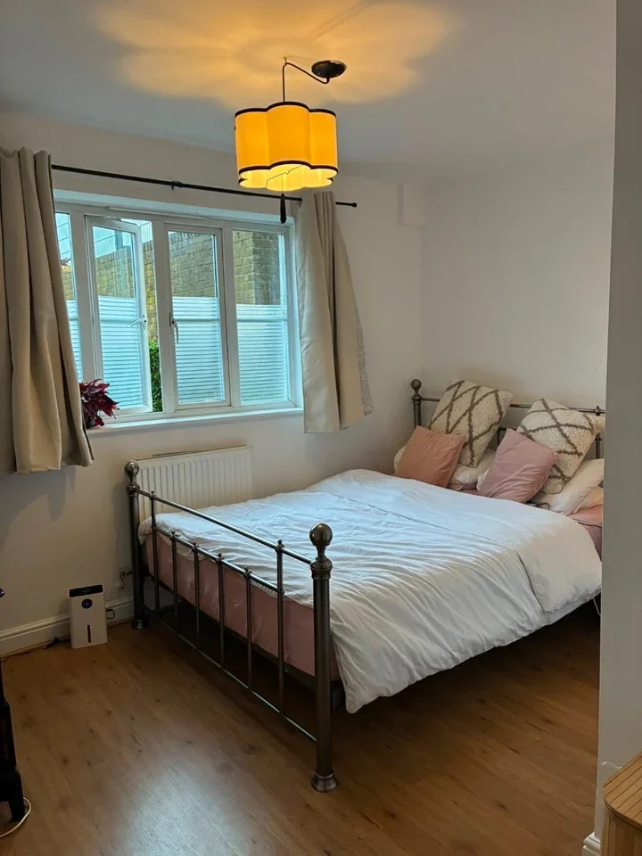 Flat Peckham Road in Greater London