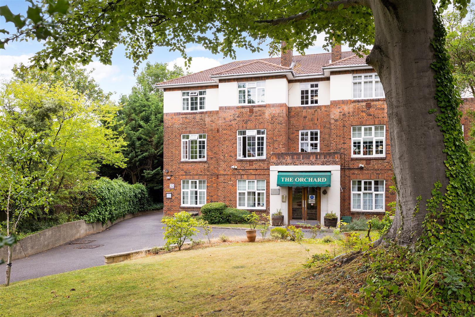 House Montpelier Avenue in Greater London