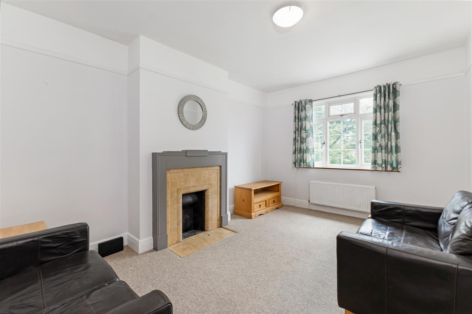 House Montpelier Avenue in Greater London