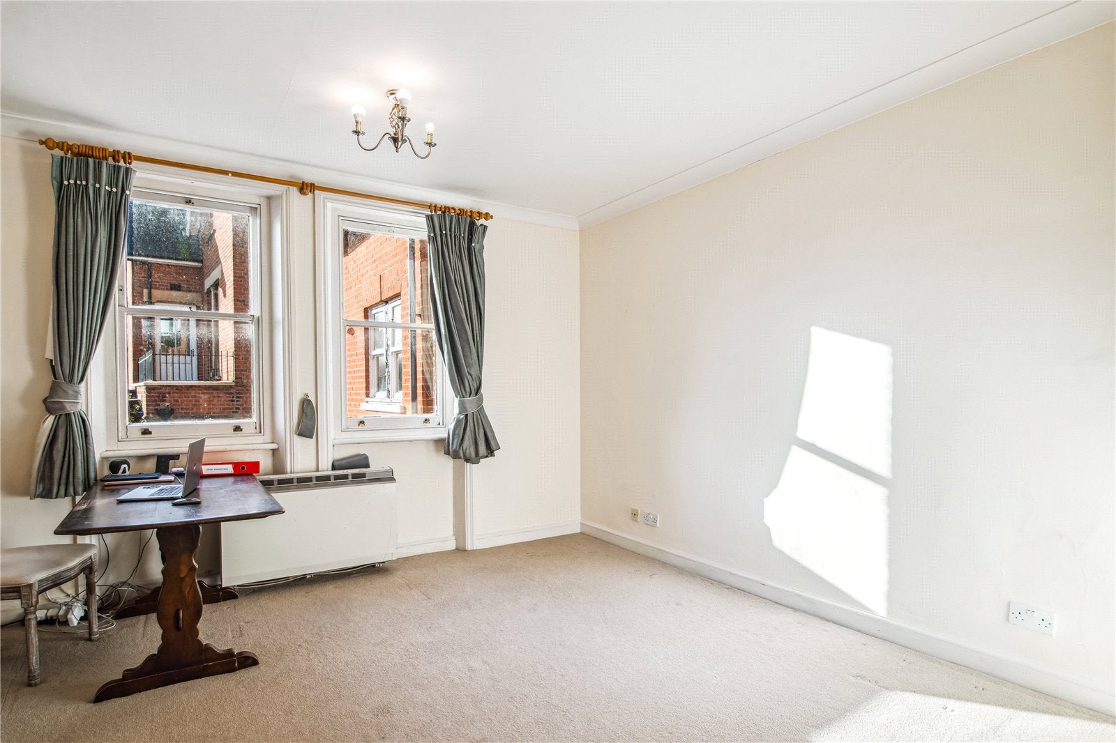 Flat Kew Road in Greater London
