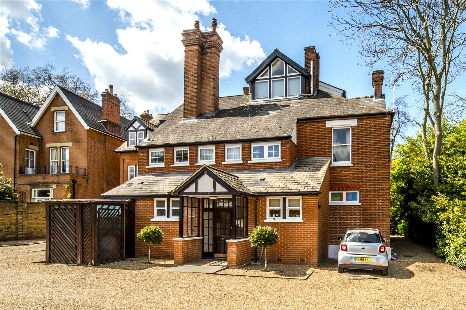 Flat Kew Road in Greater London
