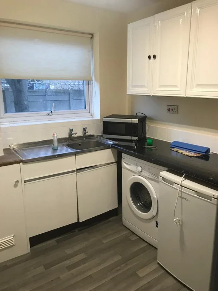 Flat Crows Road in Greater London
