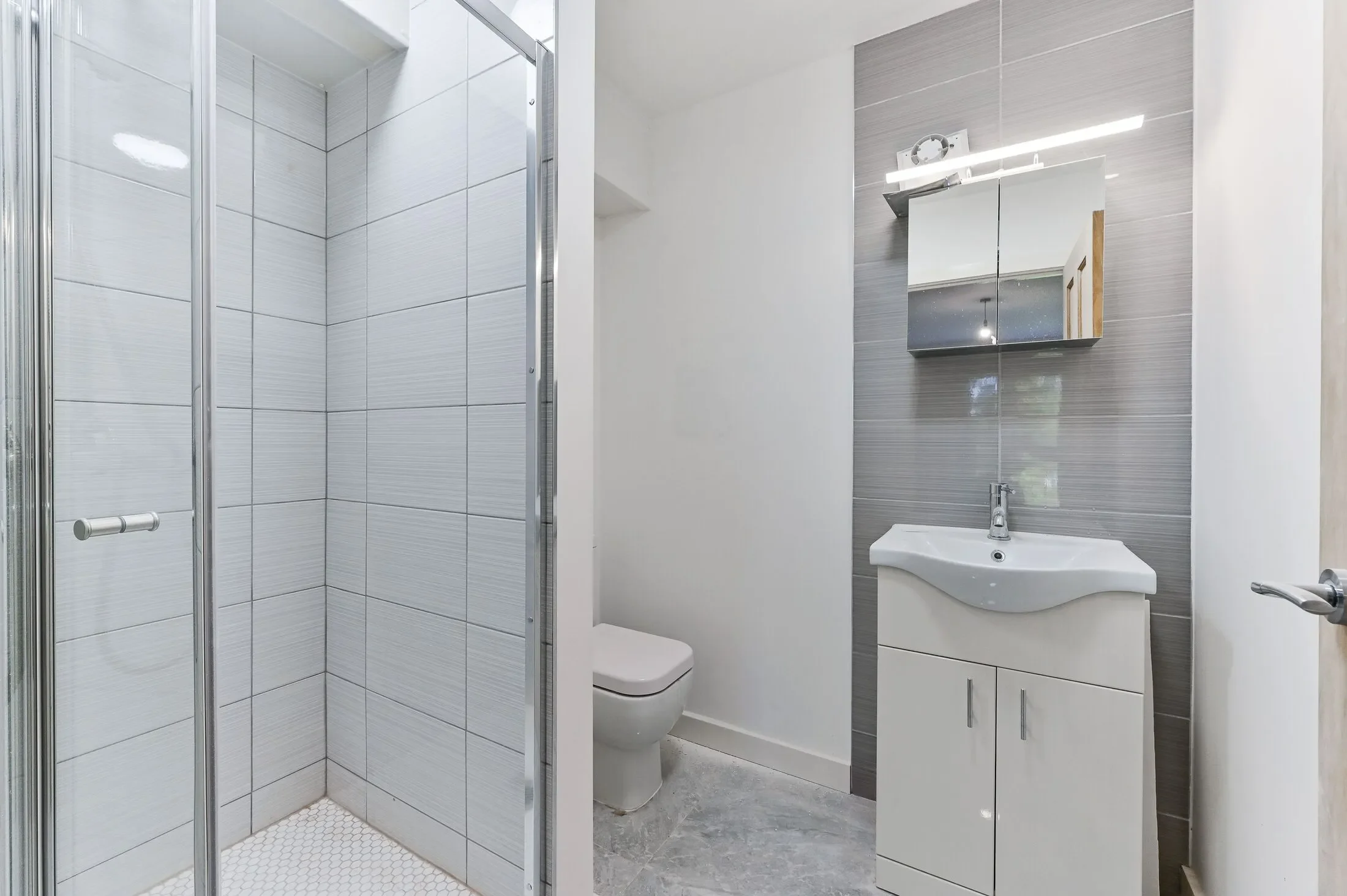 Flat Famet Avenue in Greater London