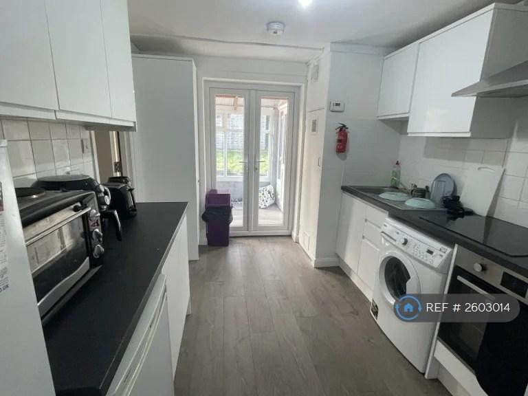 Room Tenterden Drive in Canterbury