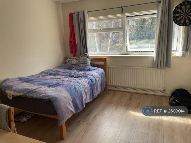 Room Tenterden Drive in Canterbury