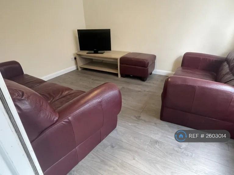 Room Tenterden Drive in Canterbury