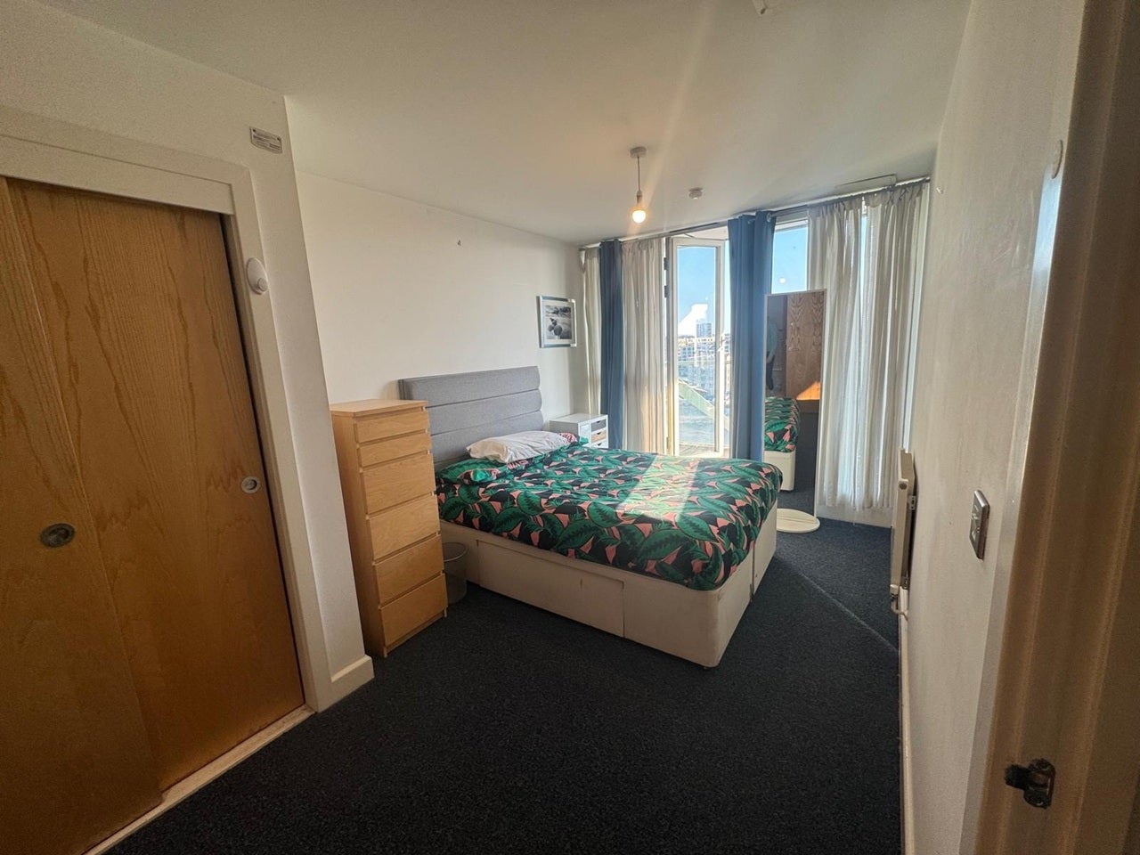 Flat Rayleigh Road in Greater London