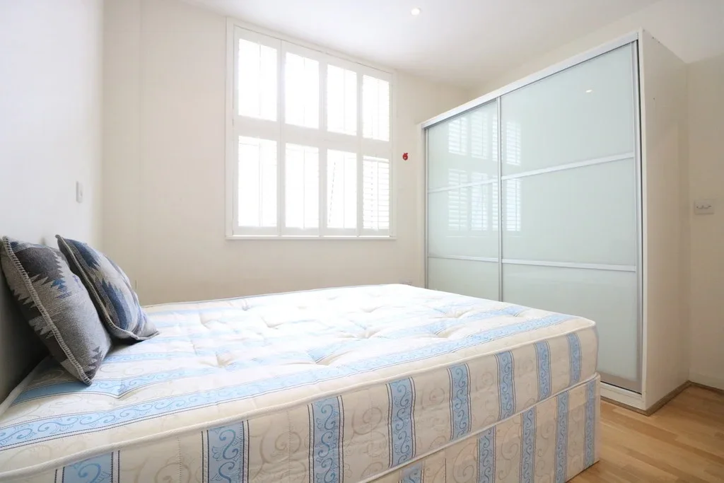 Flat Bromyard Avenue in Greater London