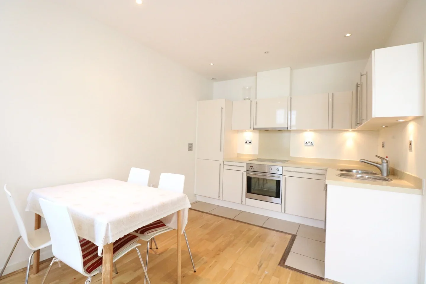 Flat Bromyard Avenue in Greater London