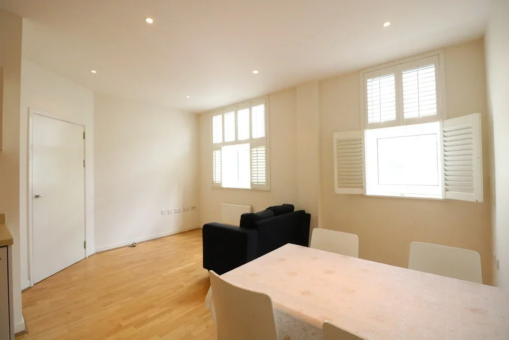 Flat Bromyard Avenue in Greater London