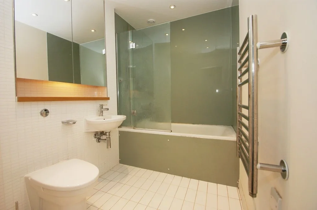 Flat Bromyard Avenue in Greater London