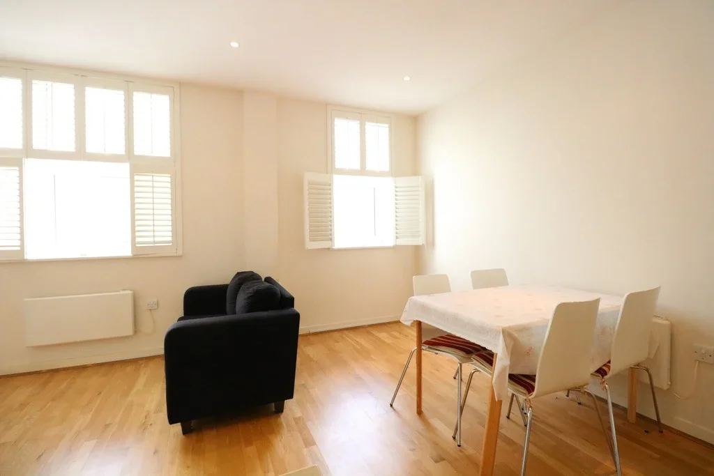 Flat Bromyard Avenue in Greater London