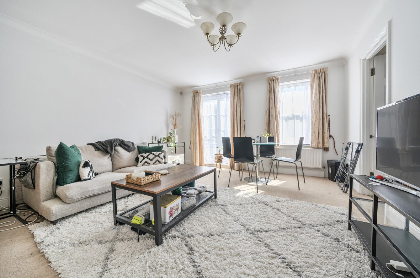 Flat Woodside Avenue in Greater London