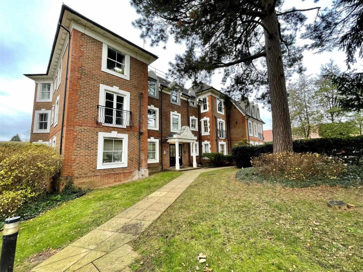 Flat Woodside Avenue in Greater London