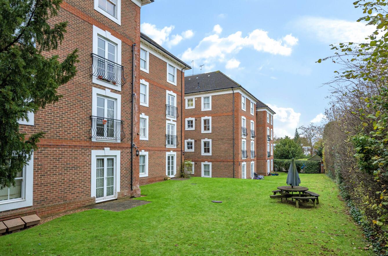 Flat Woodside Avenue in Greater London