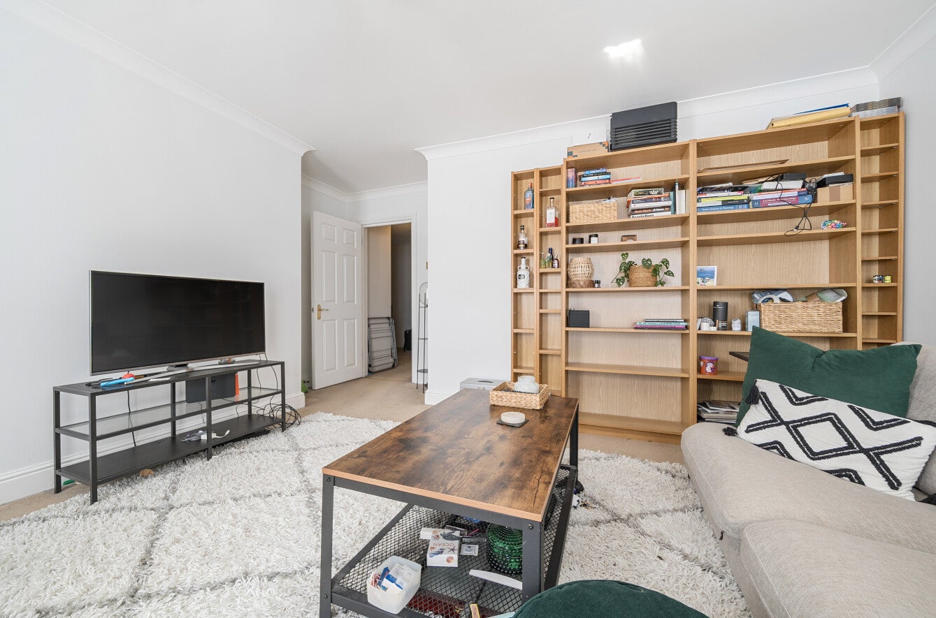 Flat Woodside Avenue in Greater London
