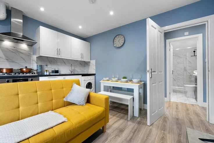Flat Poulter Close in Bedford