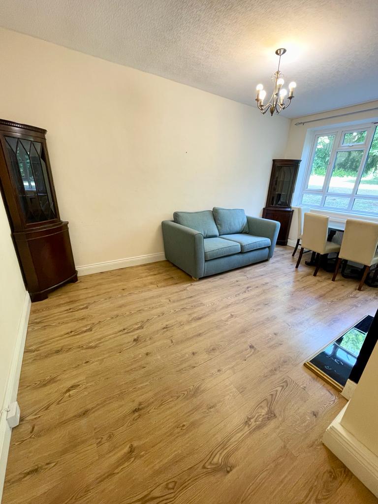 Flat Finchley Road in Greater London