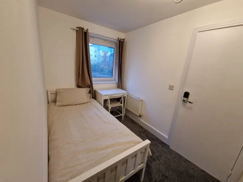 Room Wraysbury Drive in Greater London