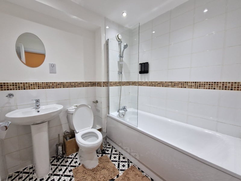 Room Wraysbury Drive in Greater London