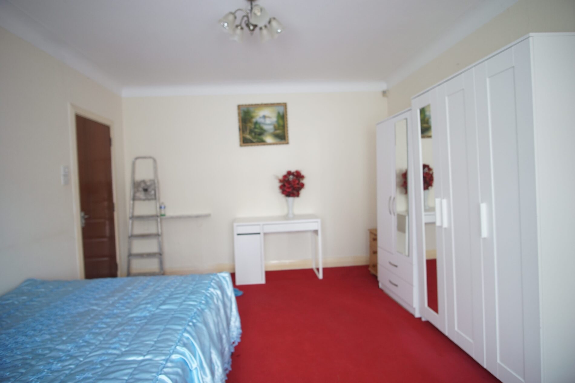 Flat Ravenscroft Avenue in Greater London