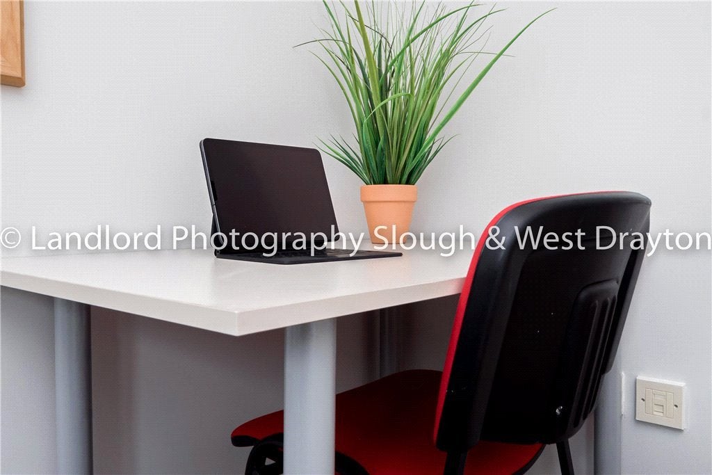 Room Broomfield in Guildford