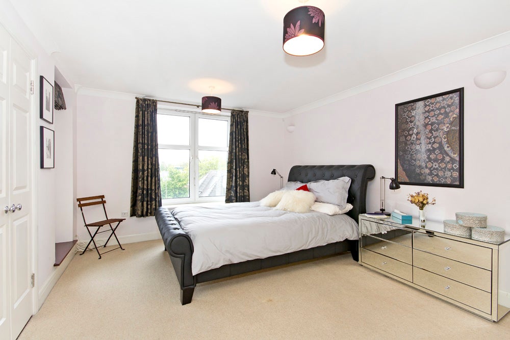 Flat Keswick Road in Greater London