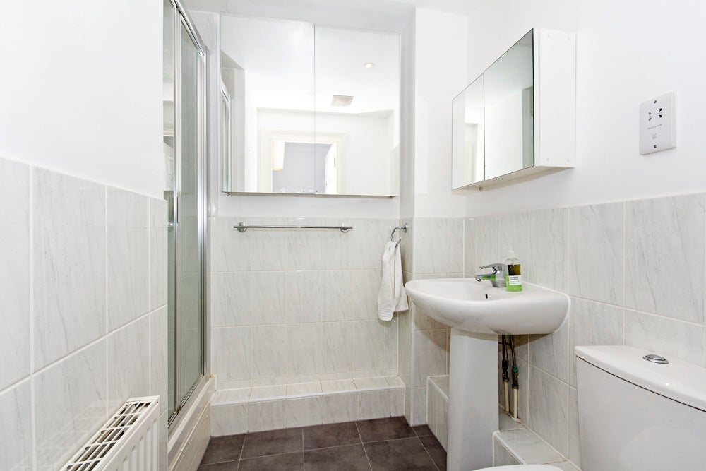 Flat Keswick Road in Greater London