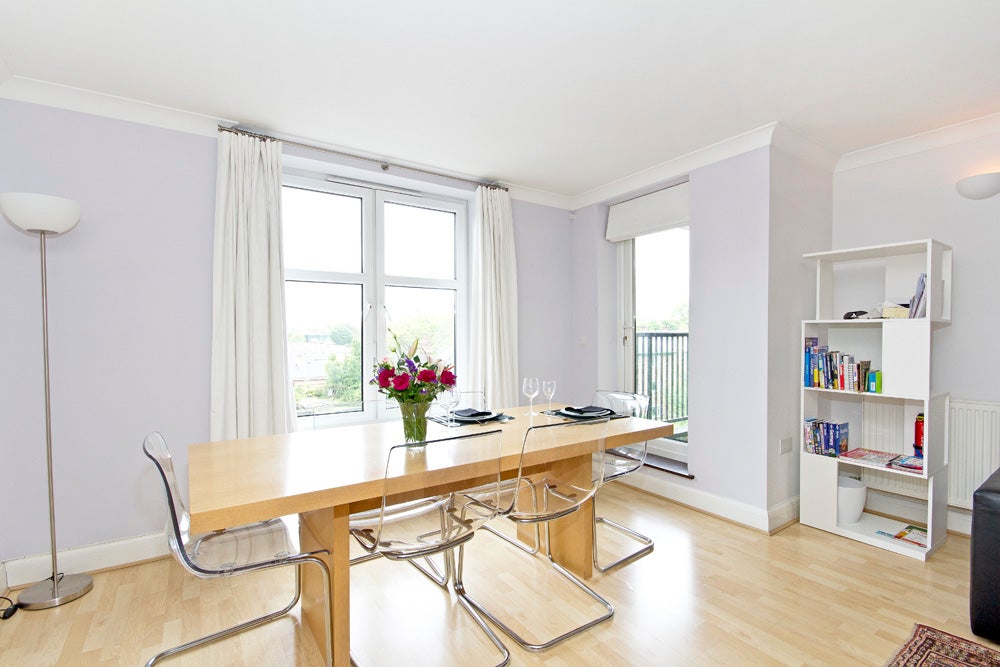 Flat Keswick Road in Greater London
