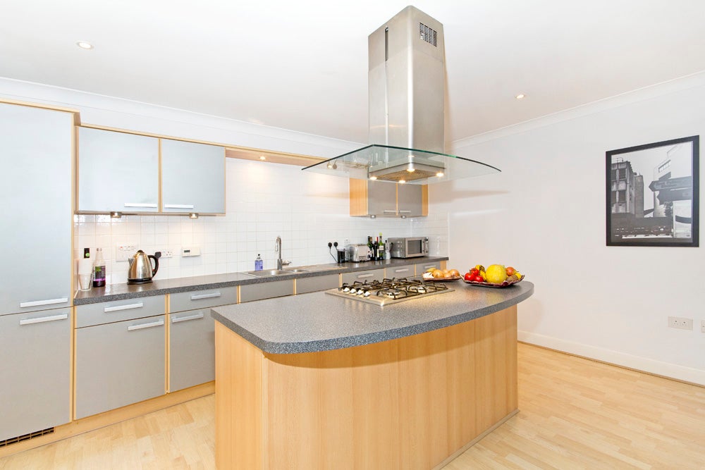 Flat Keswick Road in Greater London