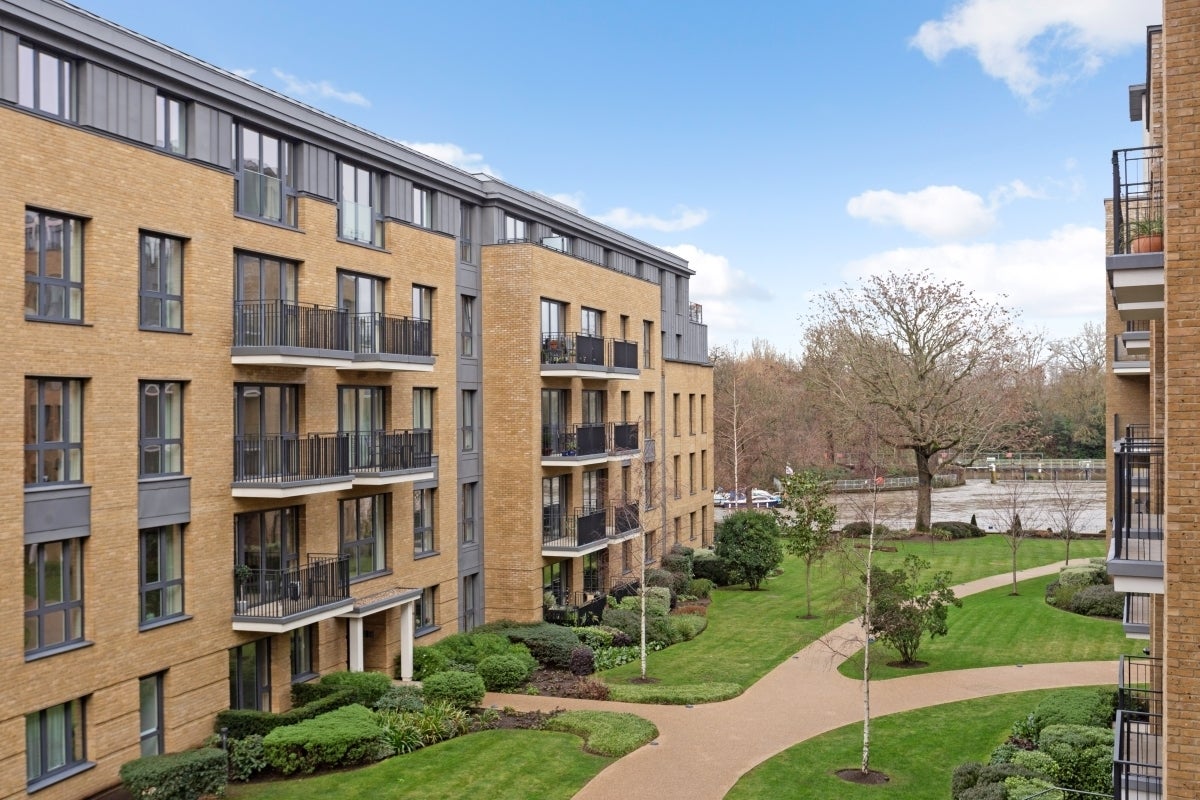 Flat Broom Road in Greater London