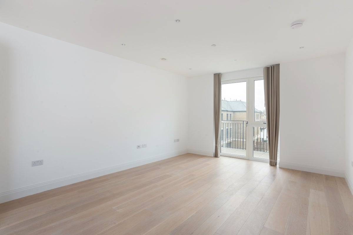 Flat Broom Road in Greater London