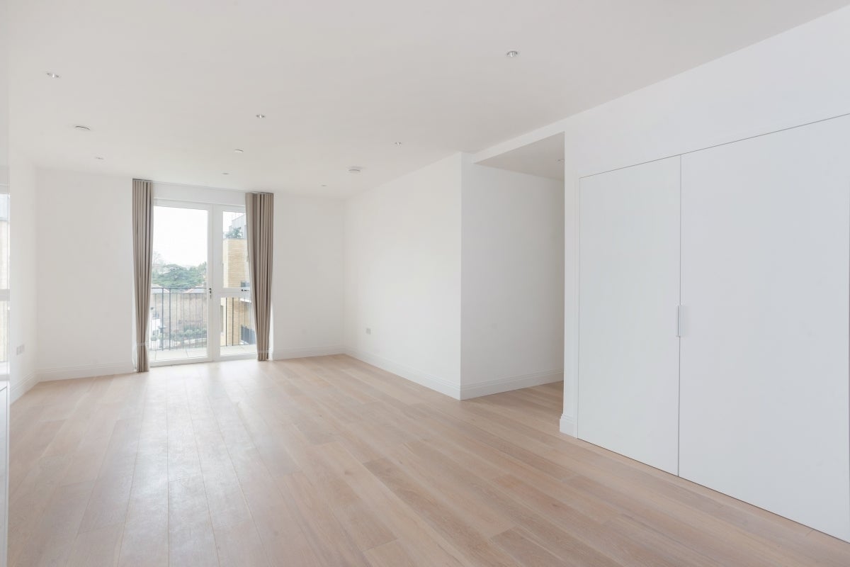 Flat Broom Road in Greater London