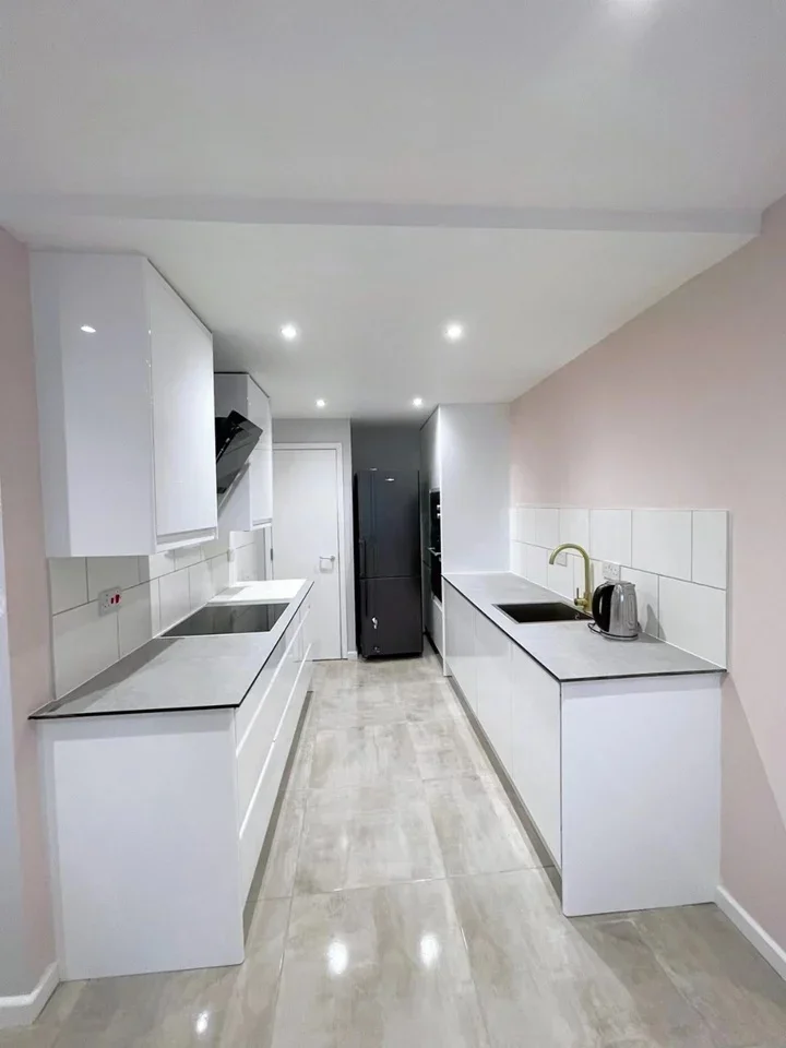Room Biscayne Avenue in Greater London
