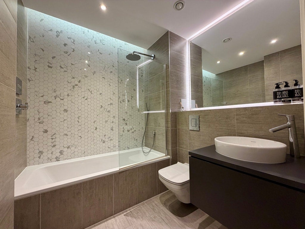 Flat Harlequin Avenue in Greater London