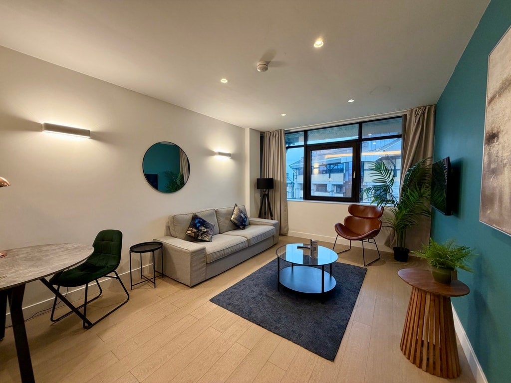 Flat Harlequin Avenue in Greater London