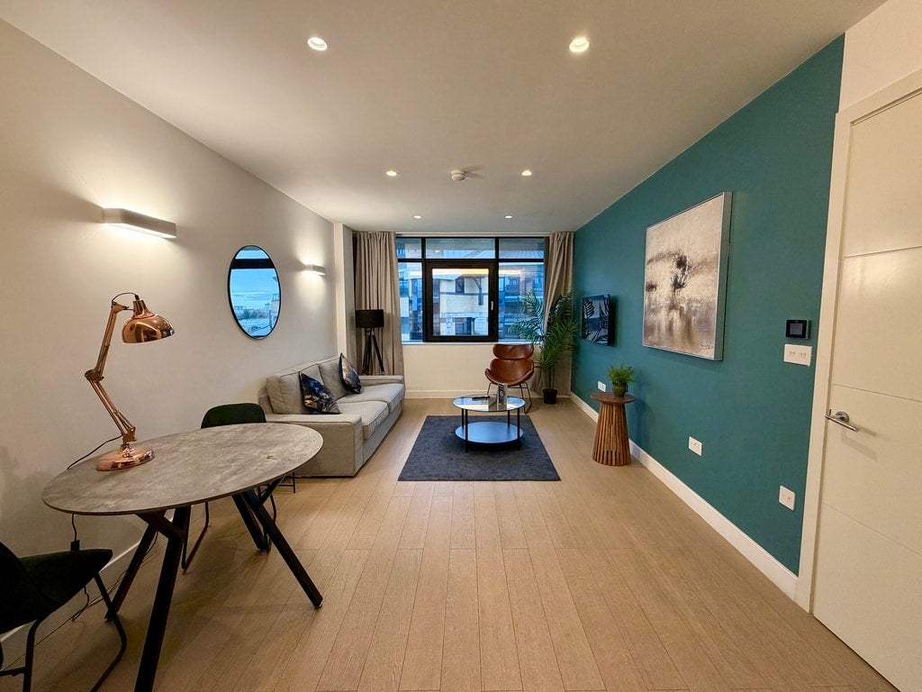 Flat Harlequin Avenue in Greater London
