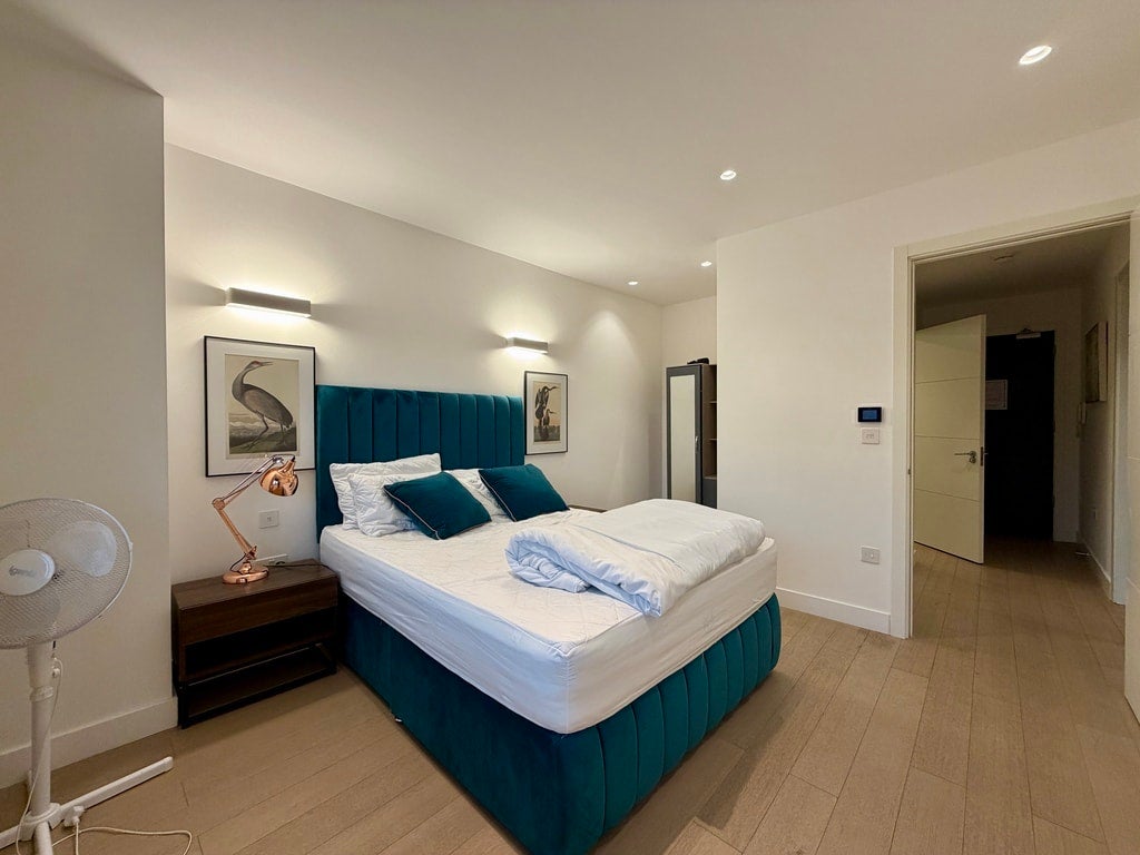 Flat Harlequin Avenue in Greater London
