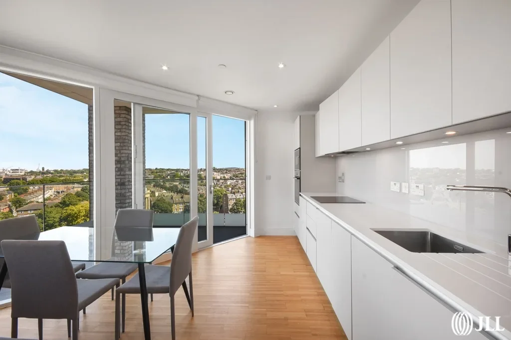 Flat Brixton Hill in Greater London