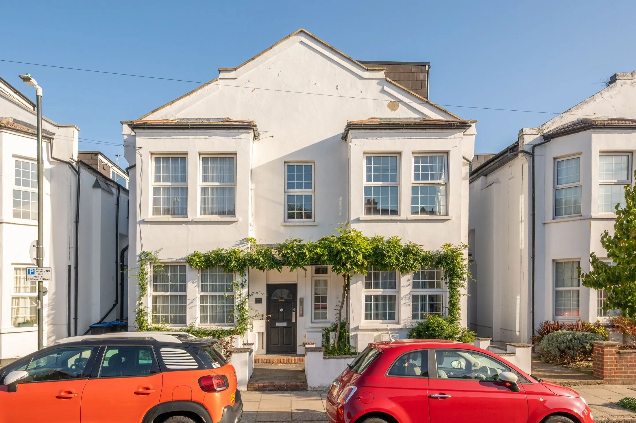Flat Robinson Road in Greater London