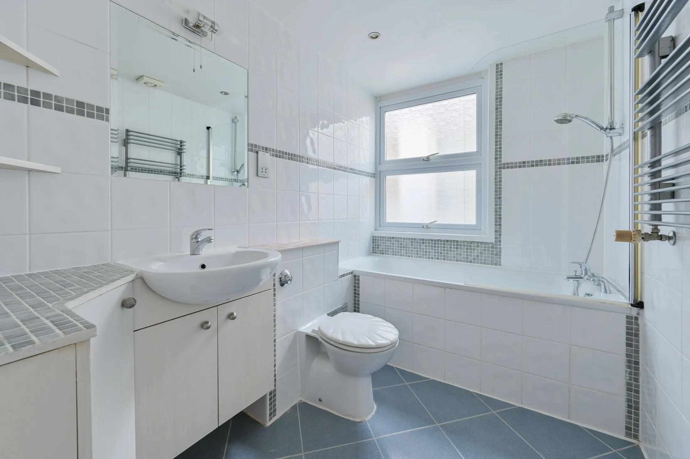 Flat Robinson Road in Greater London